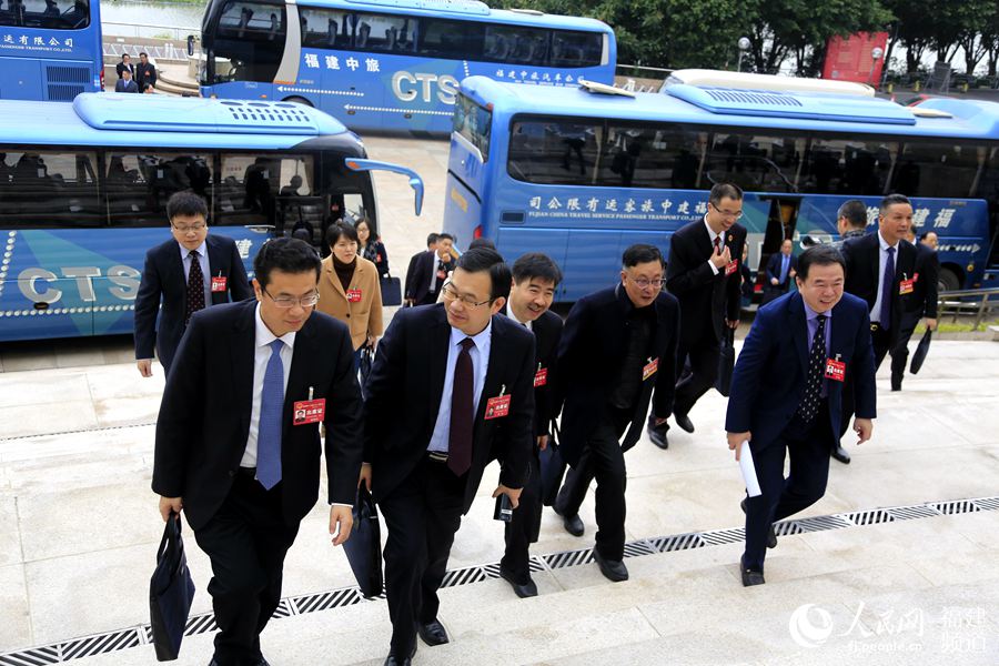 福建“兩會(huì)表情”:代表激情飽滿走進(jìn)會(huì)場(chǎng) 會(huì)上認(rèn)真審議報(bào)告