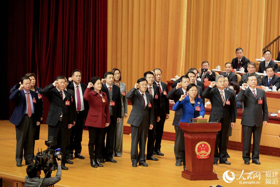高清:福建省十三屆人大二次會議新當(dāng)選人員進(jìn)行憲法宣誓