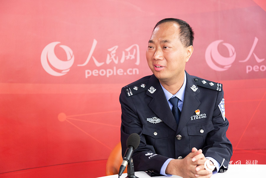 福州市閩清縣公安局經(jīng)偵大隊(duì)大隊(duì)長(zhǎng)許鴻升接受人民網(wǎng)專訪 焦艷攝