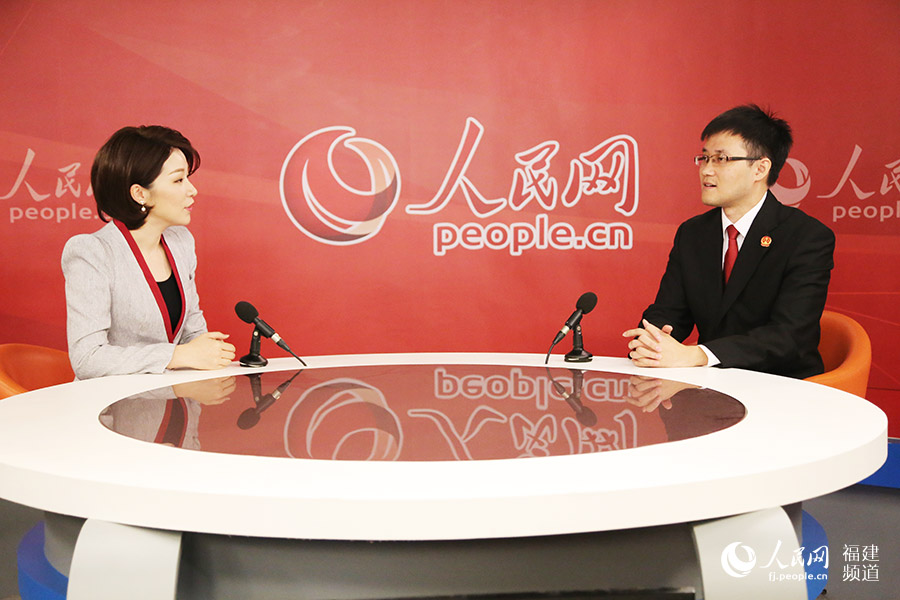 龍巖市新羅區(qū)人民法院雁石人民法庭庭長(zhǎng)邱熠楓做客人民網(wǎng)福建演播室 葉青卿攝