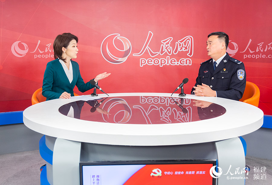 莆田市公安局黨委委員、副局長(zhǎng)、政治部主任陳忠做客人民網(wǎng)福建演播室 焦艷攝