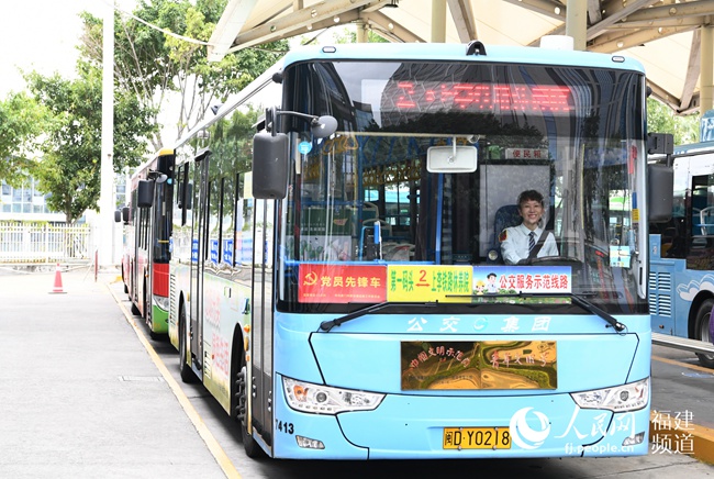 公交服務(wù)示范線路、黨員先鋒車。胡文攝