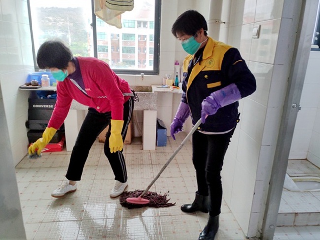 學校職工打掃學生宿舍衛(wèi)生。閩南理工學院供圖