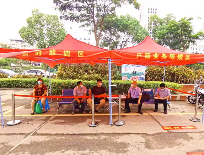 海滄區(qū)信訪局、人社局勞動保障監(jiān)察大隊等政府工作人員在嵩嶼派出所，為當(dāng)事雙方進(jìn)行調(diào)解。海滄區(qū)勞動保障監(jiān)察大隊供圖