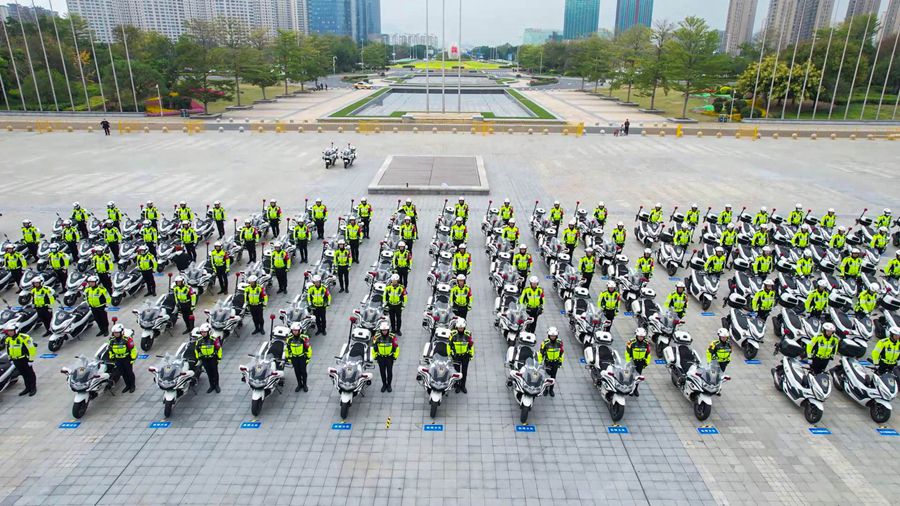 160名福州騎警排成方陣驚艷亮相。福州交警供圖
