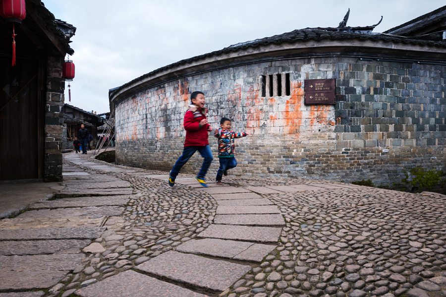 精致的建筑，精湛的工藝，濃郁的客家人文氣息，是中國客家建筑文化的經(jīng)典之作。羅道榮攝