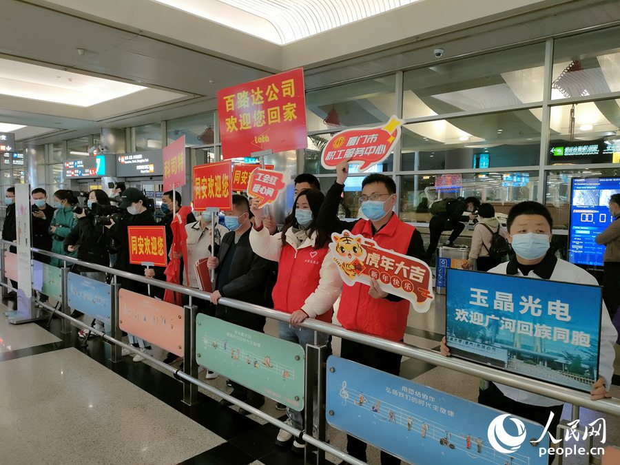 2022年農(nóng)歷大年初六，用工企業(yè)代表早早來到機(jī)場，迎接首批228名臨夏務(wù)工人員（資料圖）。人民網(wǎng) 陳博攝