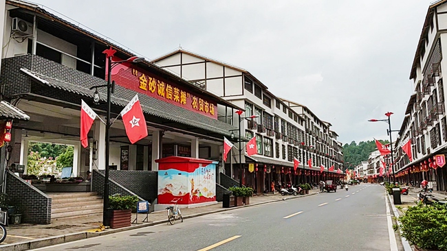 無人值守的菜攤已經(jīng)成了永定區(qū)金砂鎮(zhèn)百姓一個25年的誠信約定和默契。永定區(qū)委組織部供圖