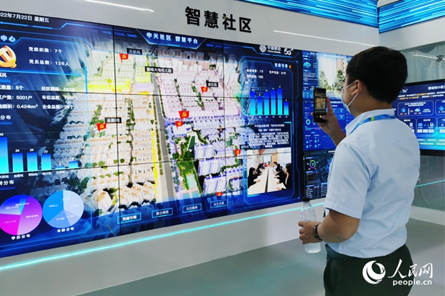 第五屆數(shù)字中國建設成果展覽會上，科技成果應用引市民駐足。人民網(wǎng) 劉卿攝