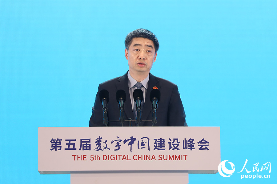華為輪值董事長胡厚崑在峰會主論壇作主旨演講。人民網 陳永整攝