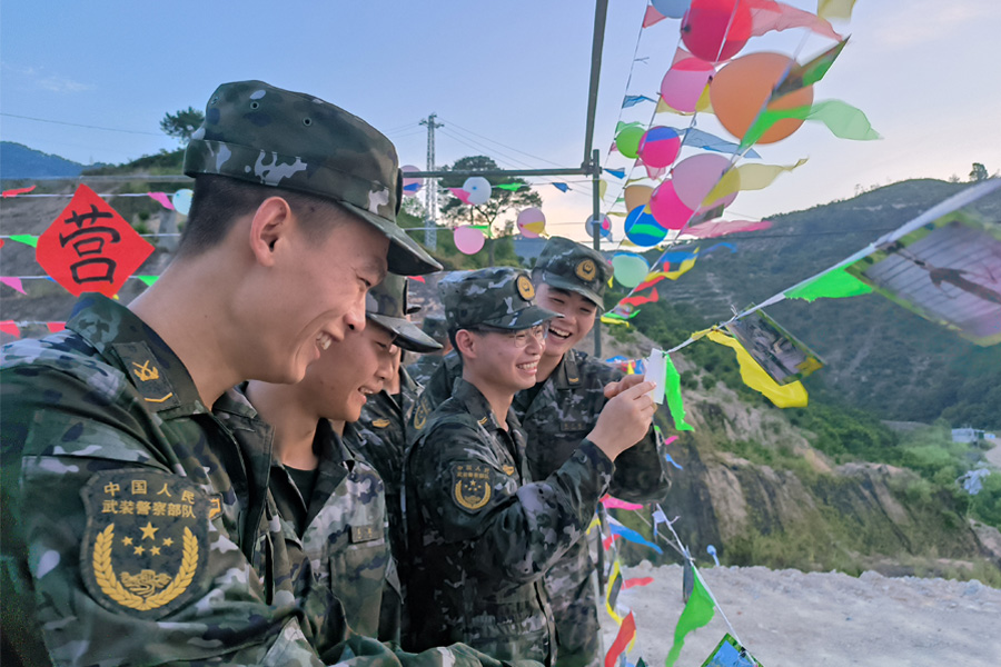 鏡頭記錄了老兵們千百個(gè)日日夜夜、無(wú)數(shù)個(gè)激情燃燒的瞬間。曾鵬飛攝