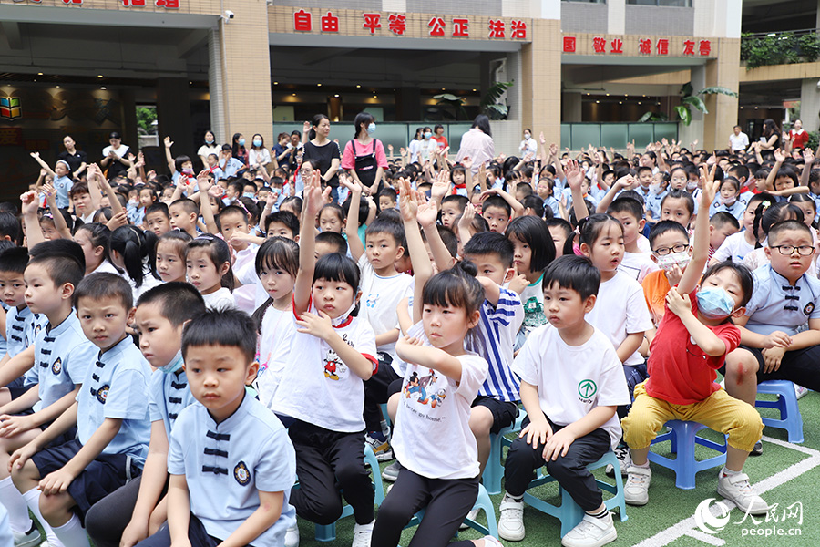 01小學生們正踴躍舉手參與節(jié)水互動問答。人民網(wǎng)-陳永整攝