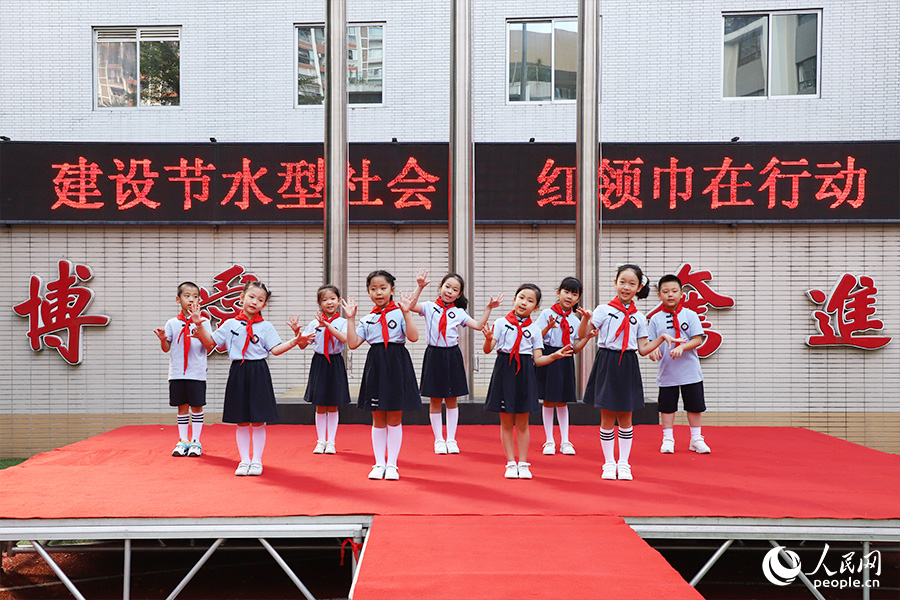 節(jié)水手勢舞讓節(jié)水教育寓教于樂。人民網(wǎng) 陳永整攝