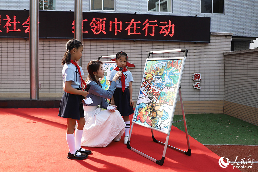 小學生分享節(jié)水主題海報創(chuàng)作心得。人民網(wǎng) 陳永整攝