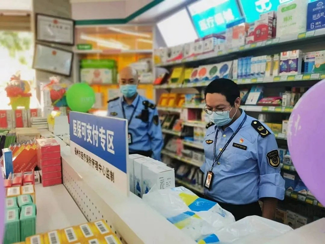 福清市市場(chǎng)監(jiān)管局檢查藥品價(jià)格。福清市市場(chǎng)監(jiān)管局供圖