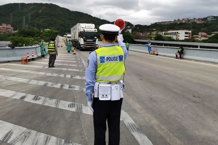 馬尾交警引導(dǎo)車輛檢查。福州市公安局供圖