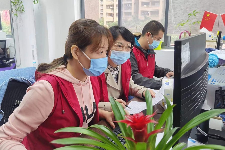 福建省實驗幼兒園教師作為巾幗志愿者支援社區(qū)流調(diào)摸排。福建省婦聯(lián)供圖