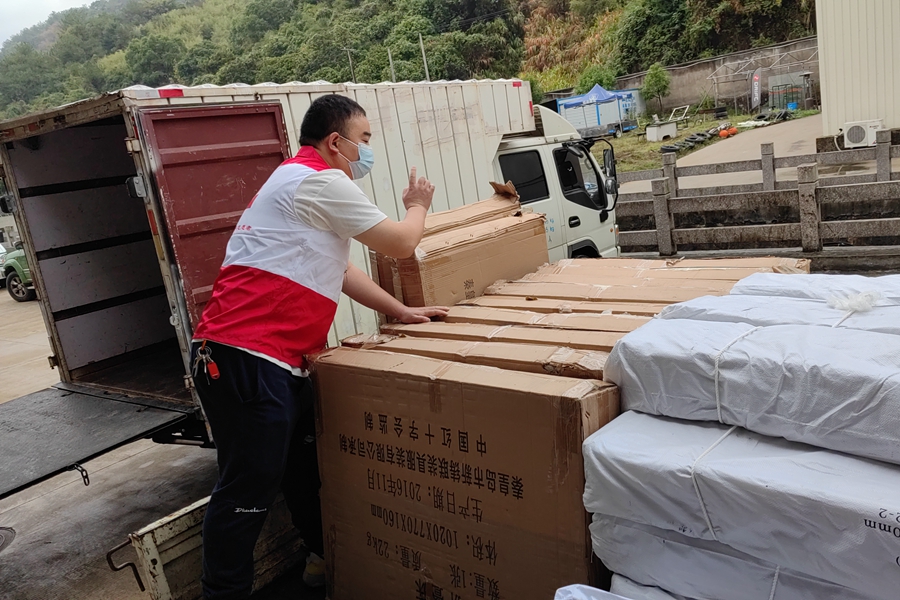 福建省紅十字會下?lián)芪镔Y助力福州疫情防控。福建省紅十字會供圖