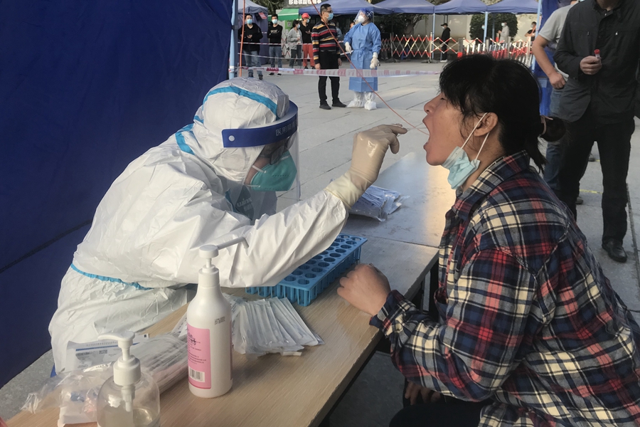 臺籍醫(yī)生陳柏叡參與核酸采樣工作。福州團市委供圖