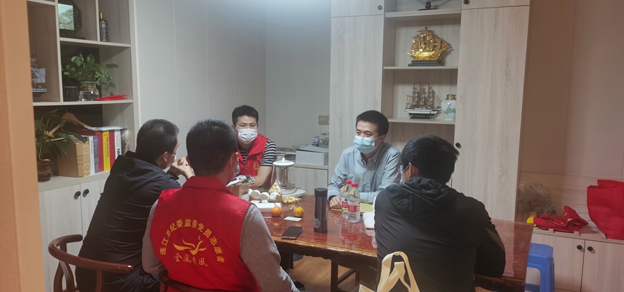 滕韜(右二)和團隊一起商量無物業(yè)小區(qū)疫情防控舉措。受訪者供圖