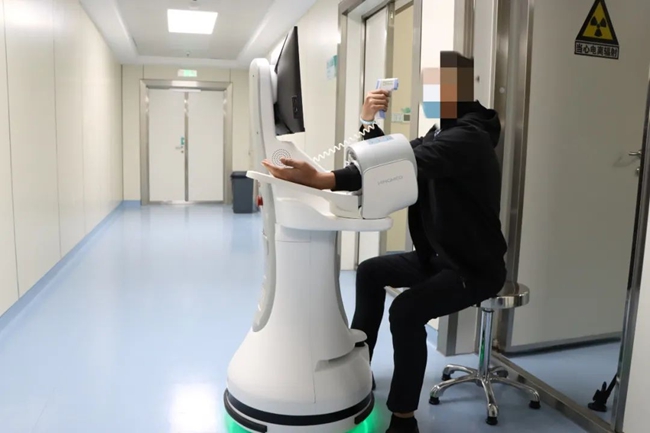 智能機器人對患者進行檢查。長樂區(qū)融媒體中心供圖