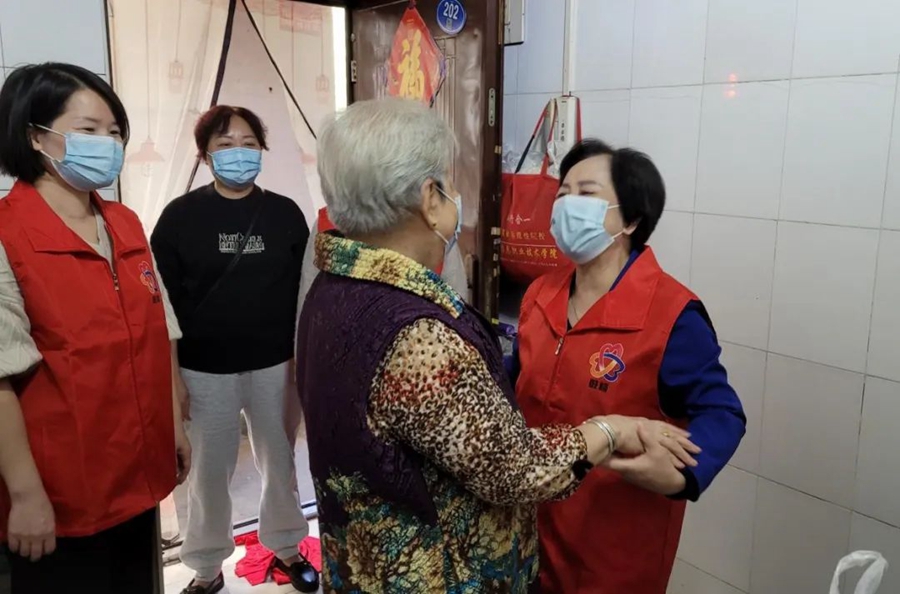 林丹與兩名巾幗志愿者前去看望林瑞珍老人。葉藝琳攝