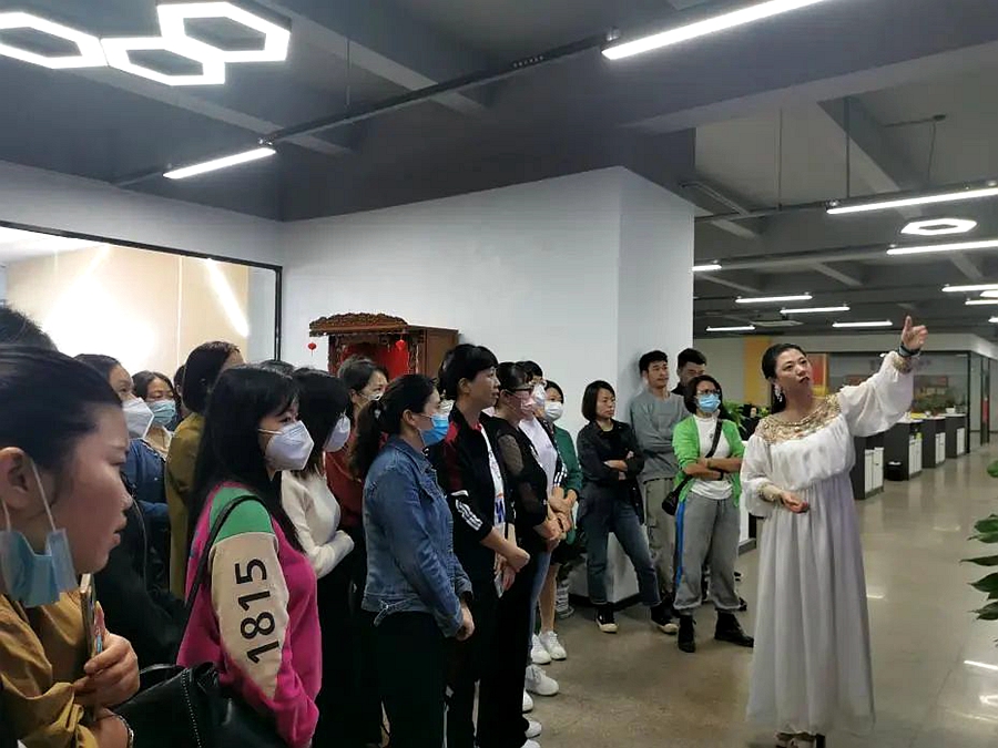 新媒體帶貨授課現(xiàn)場。泉州市婦聯(lián)供圖