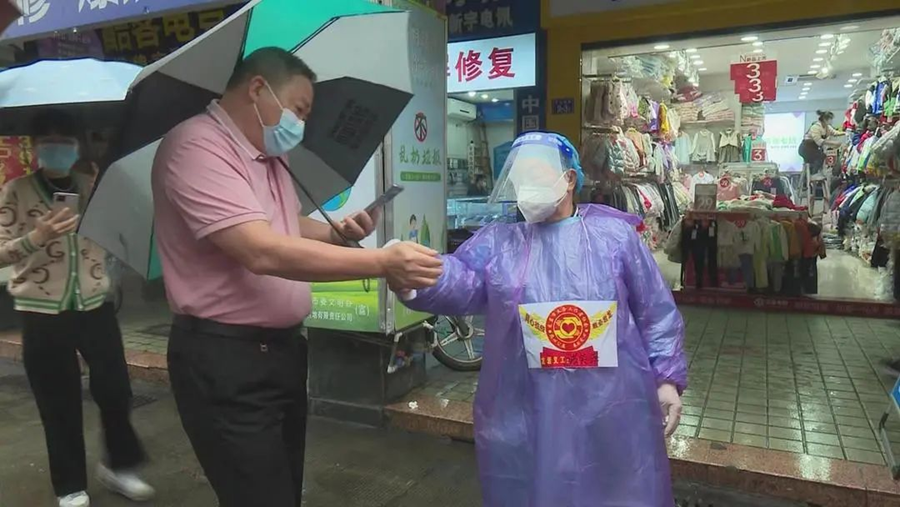 “銀發(fā)”志愿者蘇笑萍。新羅區(qū)融媒體中心供圖