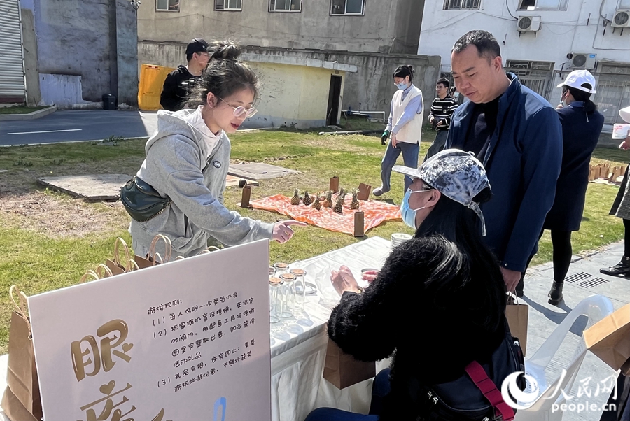 活動(dòng)現(xiàn)場(chǎng)設(shè)置了趣味普法游園活動(dòng)。人民網(wǎng) 錢嘉禾攝