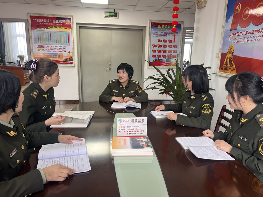 全荔涵與同事業(yè)務學習。羅寧高速供圖