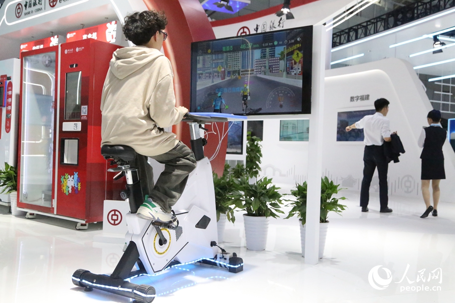 發(fā)電運動單車既可健身，又可儲存電能，同步給電子產(chǎn)品充電。人民網(wǎng) 葉青卿攝