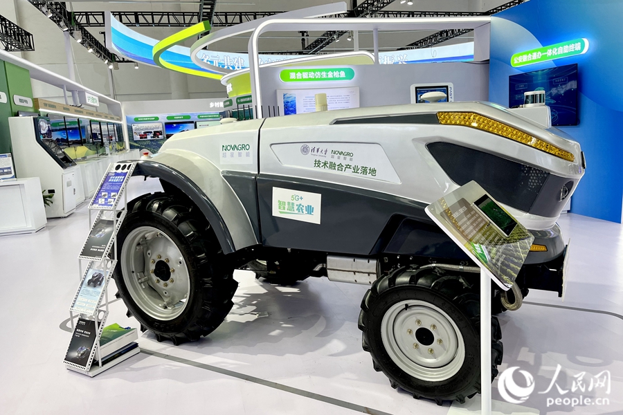 通過(guò)手機(jī)，就能指揮新能源無(wú)人駕駛拖拉機(jī)在田里作業(yè)。人民網(wǎng) 錢嘉禾攝