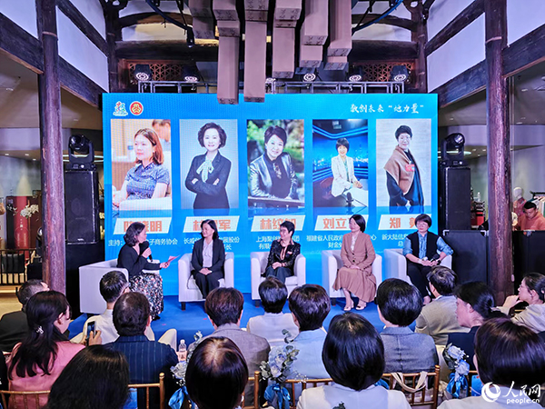五位嘉賓進(jìn)行行業(yè)深度對話。黃東儀攝