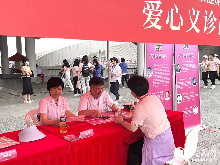 活動現(xiàn)場開展了婦女健康義診，為婦女送去滿滿的關(guān)愛。人民網(wǎng) 錢嘉禾攝