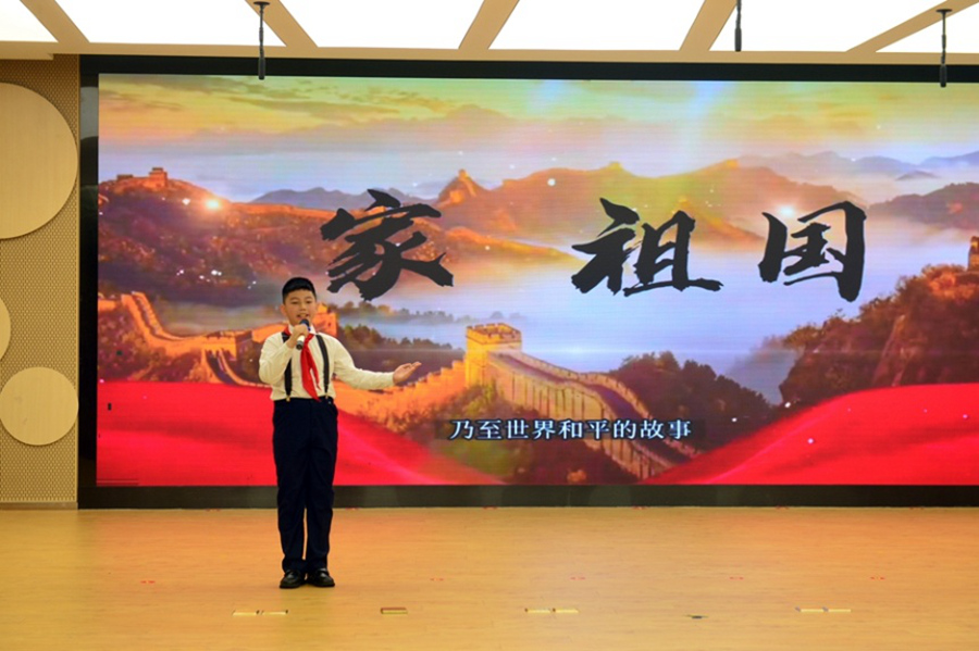 舞臺上，一位男同學正繪聲繪色地表演家風教育情景劇《我的家風故事》。葉誠攝