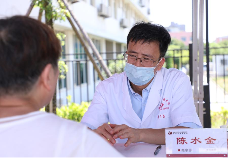 陳水金為肩頸不適的患者提供咨詢(xún)