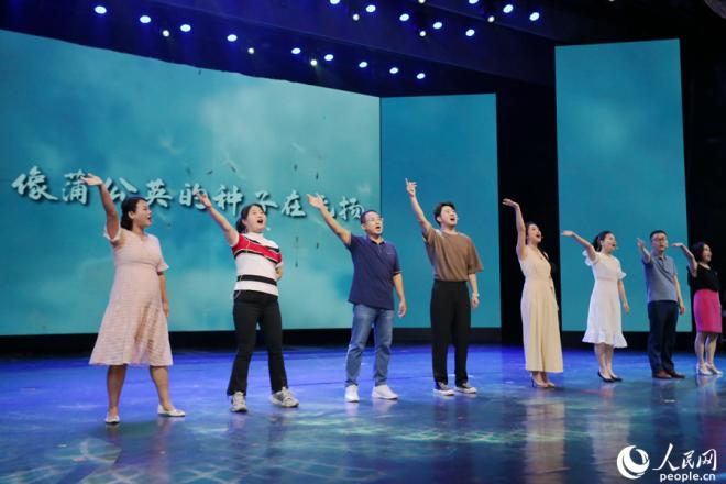 上屆選手代表登臺表演。人民網(wǎng) 陳博攝