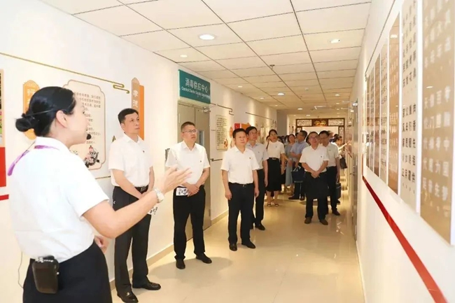 聆聽(tīng)黨史課。駐福建省衛(wèi)健委紀(jì)檢監(jiān)察組供圖