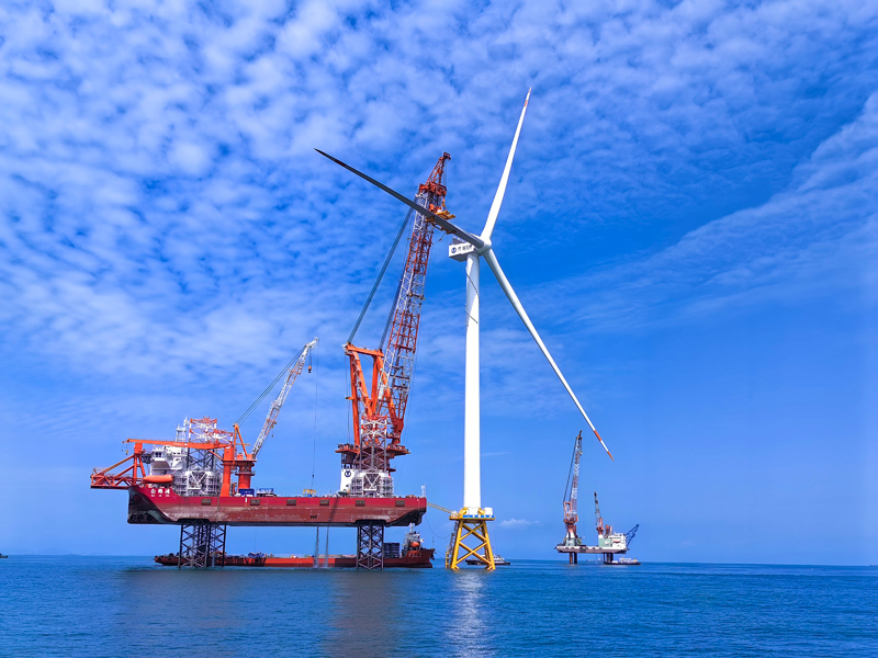 全球首臺16兆瓦海上風(fēng)電機組第三只葉片正在對接。記者劉曉宇攝