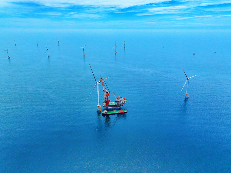 全球首臺16兆瓦海上風(fēng)電機組第三只葉片正在對接。記者劉曉宇攝