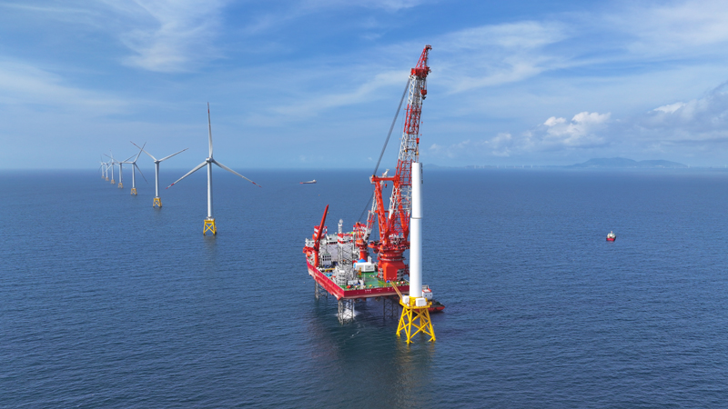 全球首臺16兆瓦海上風(fēng)電機組第三只葉片正在對接。記者劉曉宇攝