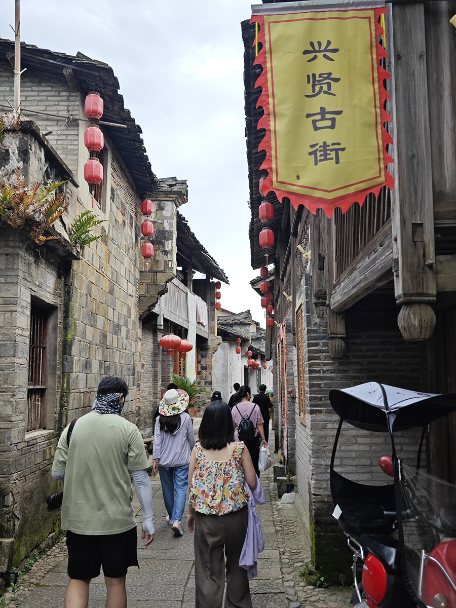 游客在游覽興賢古街。黃東儀攝
