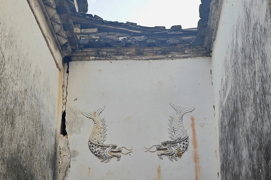 龍魚為五夫鎮(zhèn)建筑中的常見圖案，此為興賢古街街邊墻上的龍魚浮雕。黃東儀攝