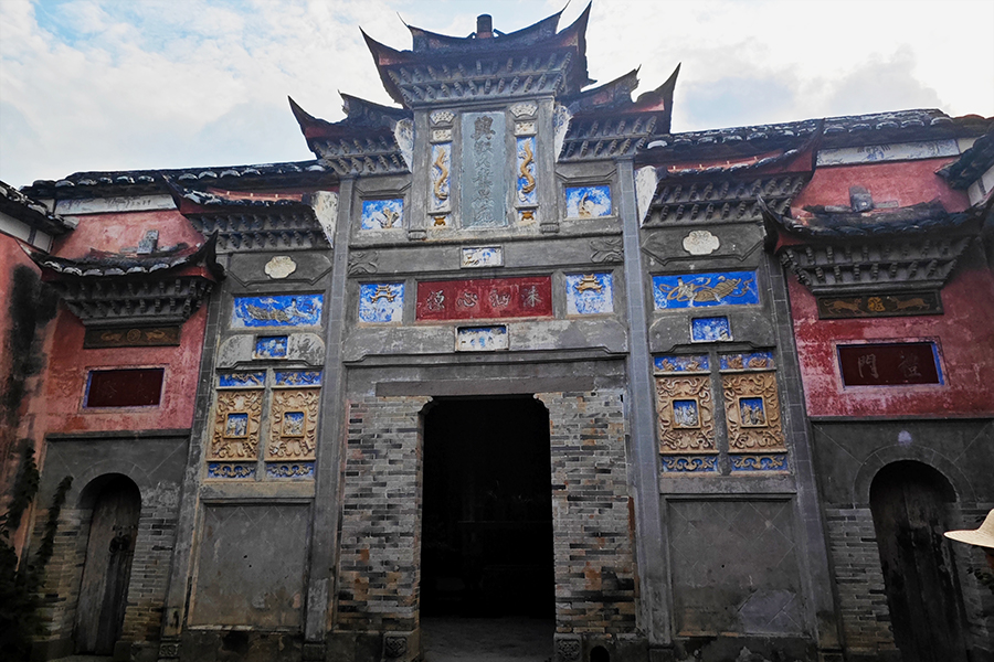 興賢古街上的興賢書院是朱熹少時求學(xué)的地方，書院正堂有朱熹所題“繼往開來”匾額。黃東儀攝