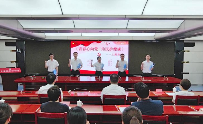 主題朗誦《青春心向黨 為民護(hù)健康》。福建省衛(wèi)健委供圖