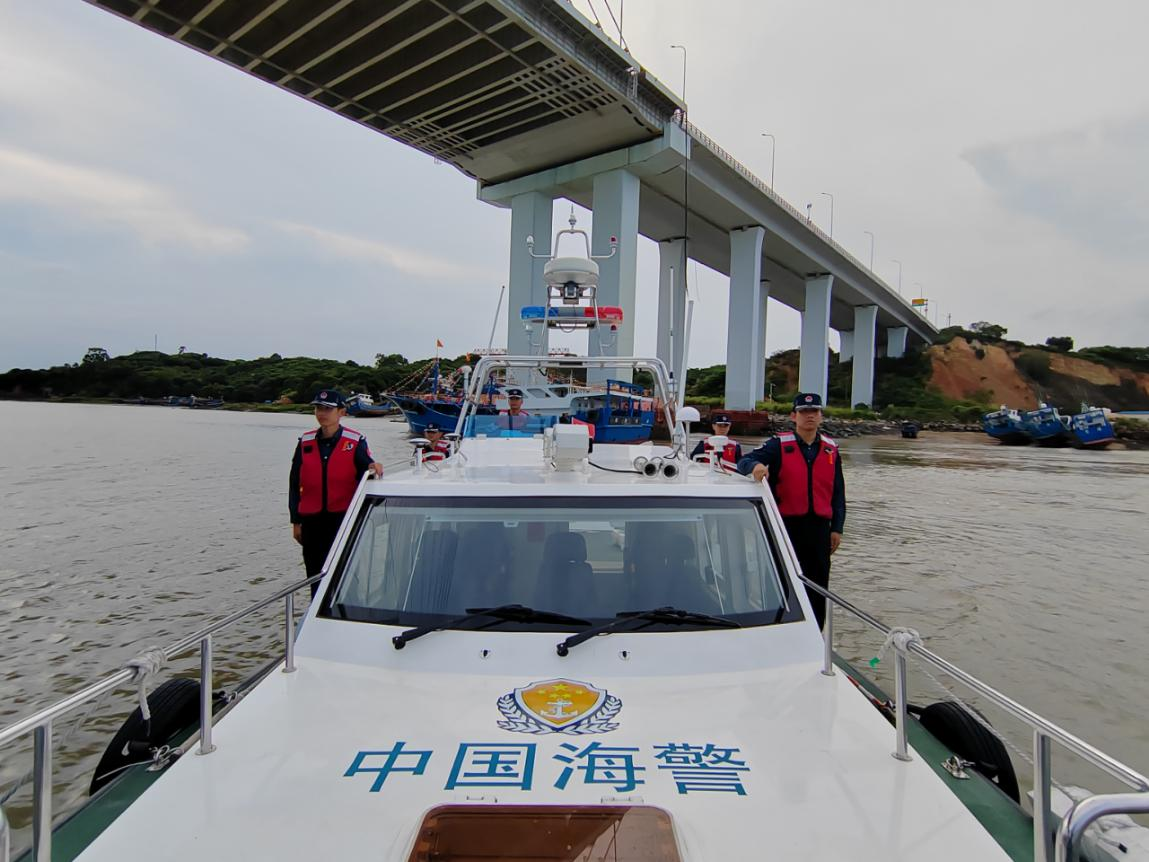 漳州海警局執(zhí)法人員正在廈漳大橋附近海域開展海上巡邏。漳州海警局供圖