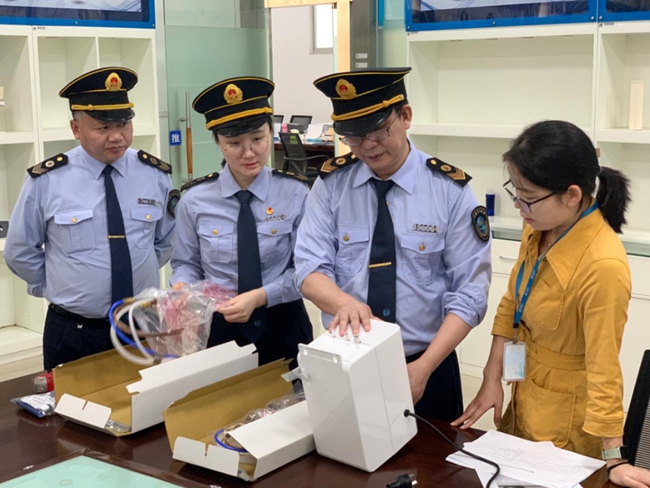 凈水器企業(yè)現(xiàn)場(chǎng)監(jiān)督檢查。福建省衛(wèi)健委供圖