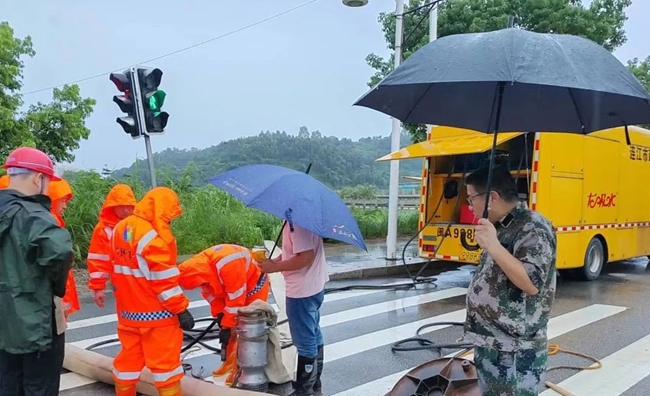 排水搶險作業(yè)隊伍正在工作