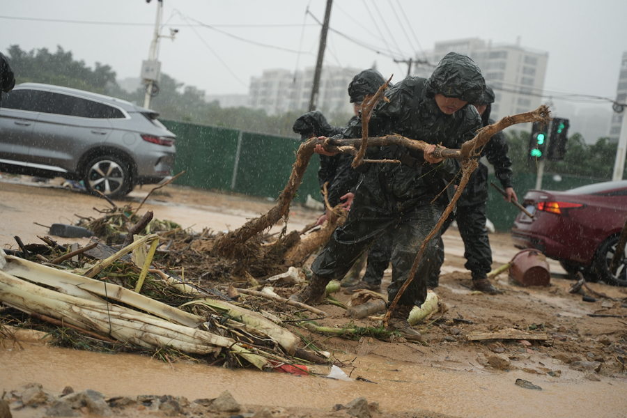 武警福州支隊官兵正在清理樹木殘枝。黃永峰攝