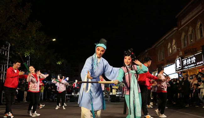 “沉浸式”梨園戲，在古城西街首次演繹。張九強、李瑩攝